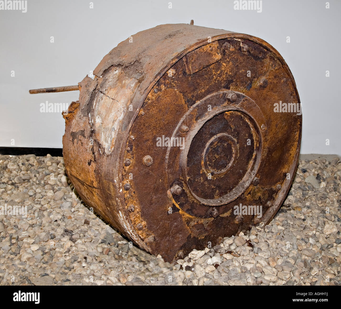 Prototipo de la bomba usada en el rebote dambuster operación durante la II Guerra Mundial, en 1943, Castillo de Dover, Inglaterra Foto de stock