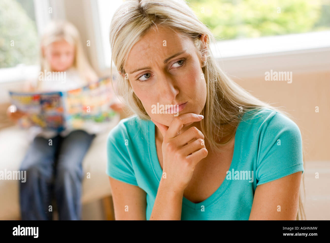 Madre en primer plano mirando preocupado con mi hija en el fondo Foto de stock