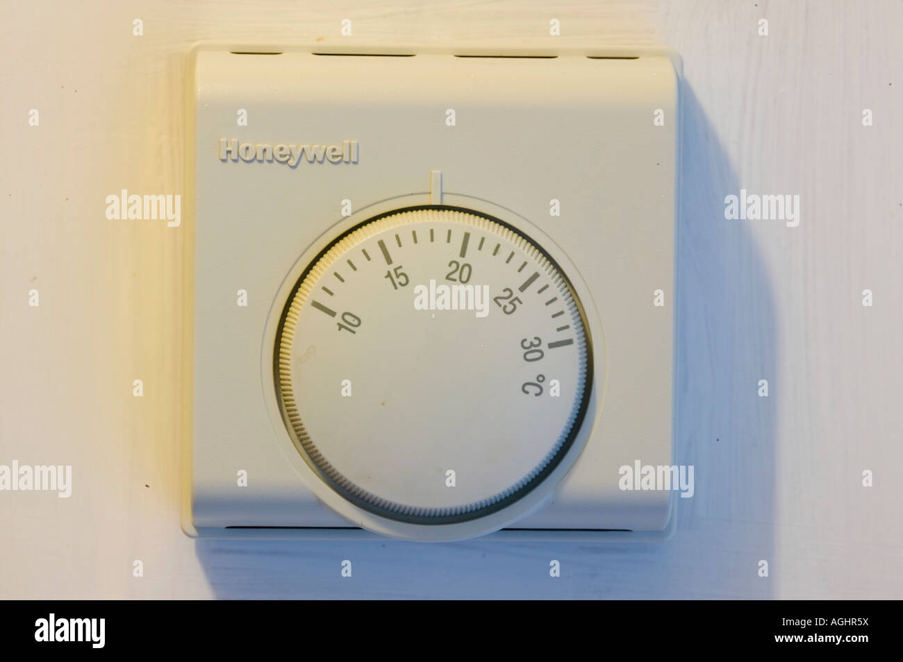 Calefacción central el termostato a 18 grados, para ahorrar energía  Fotografía de stock - Alamy