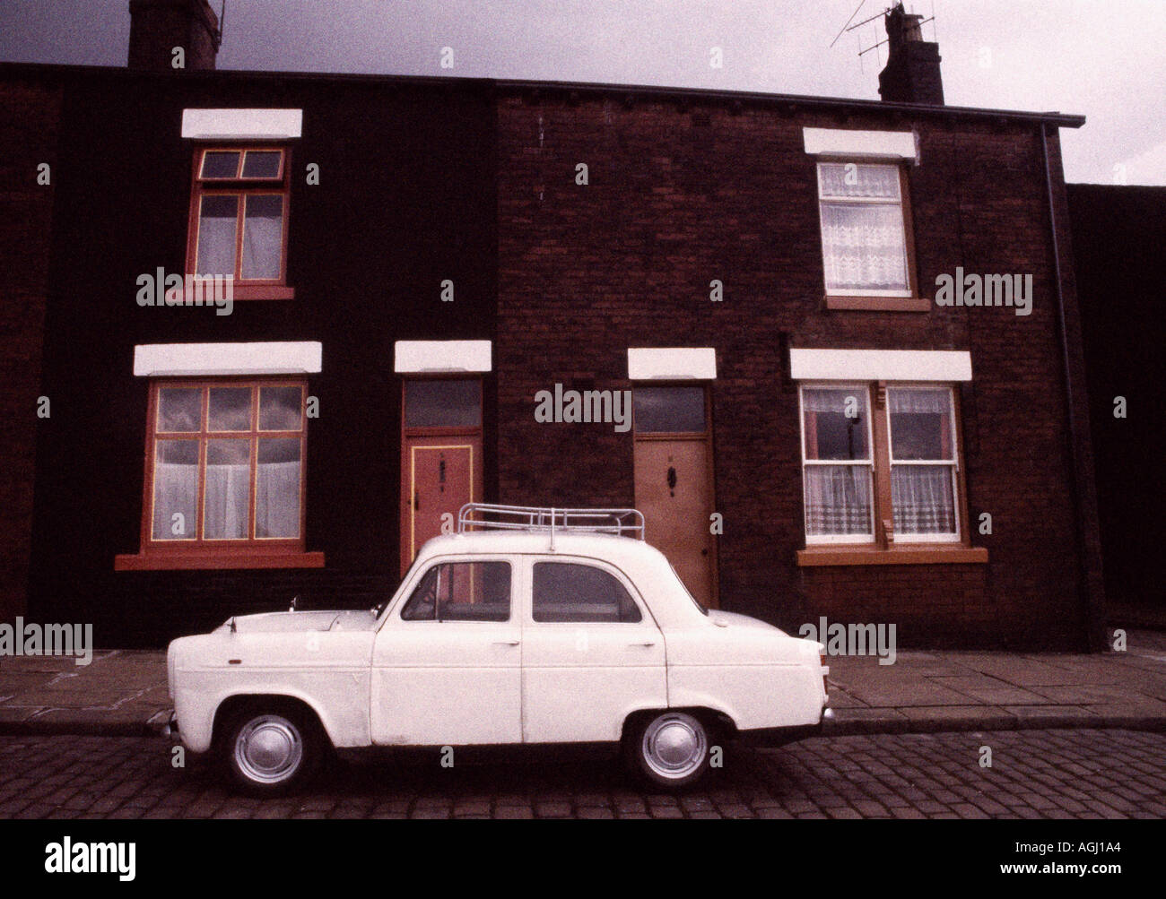 Bolton en Lancashire, en Inglaterra en Gran Bretaña en el Reino Unido. Nostalgia Nostalgia Simple sencillez humilde coche Street Scene Vintage House Foto de stock