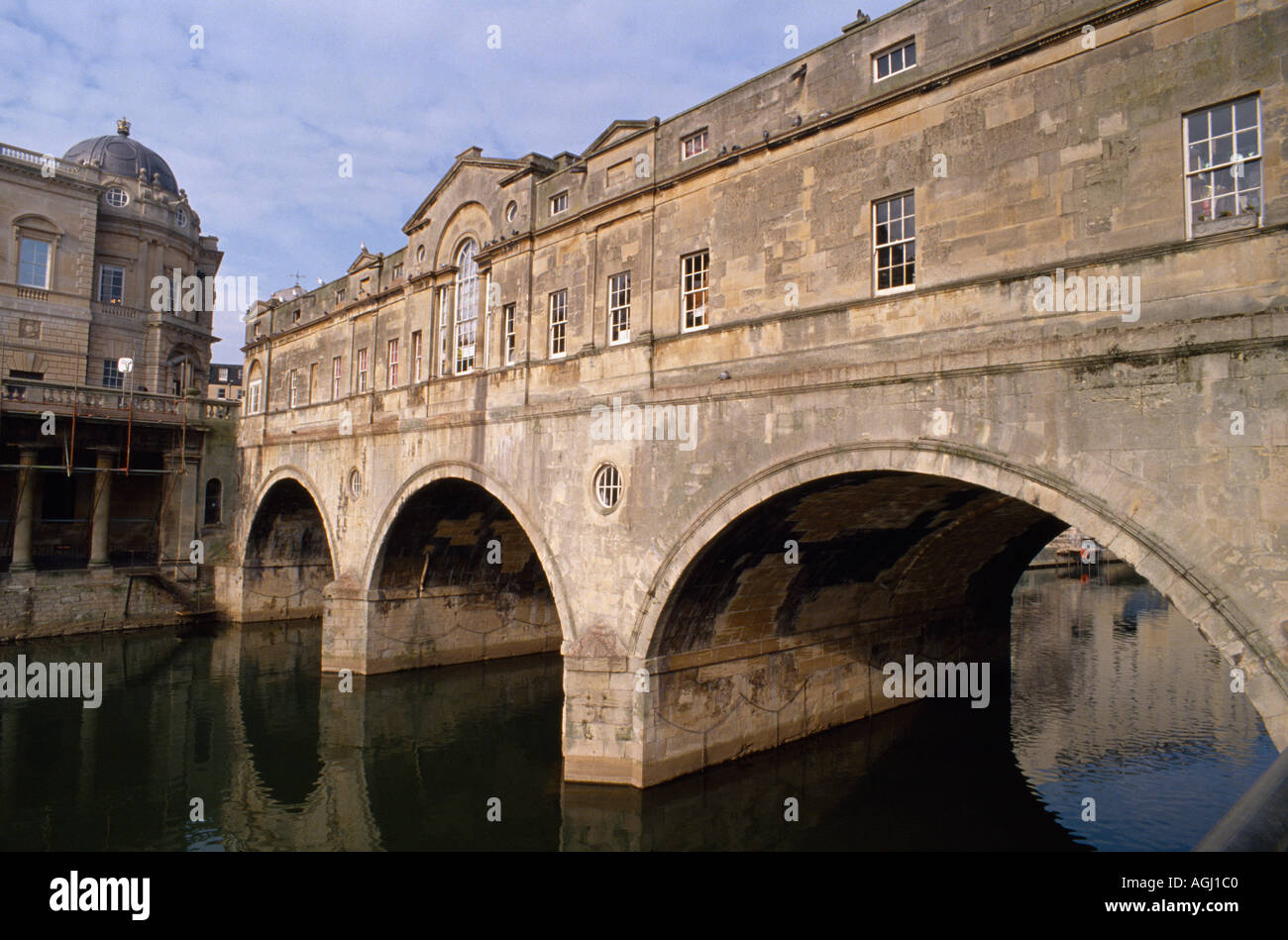 Puente Pulteney en Bath en Somerset en Inglaterra en Gran Bretaña en el Reino Unido. Construyendo Puentes de arquitectura antigua historia medieval. Foto de stock