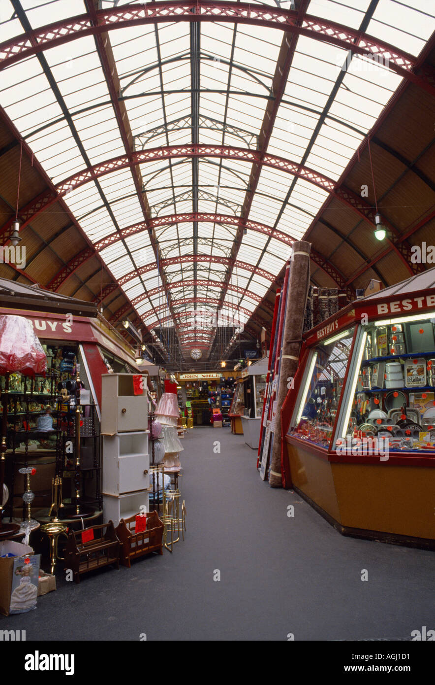 Grainger Market en Newcastle upon Tyne en Inglaterra en Gran Bretaña en el Reino Unido. La cultura de los mercados minoristas de tiendas de venta al consumidor Foto de stock