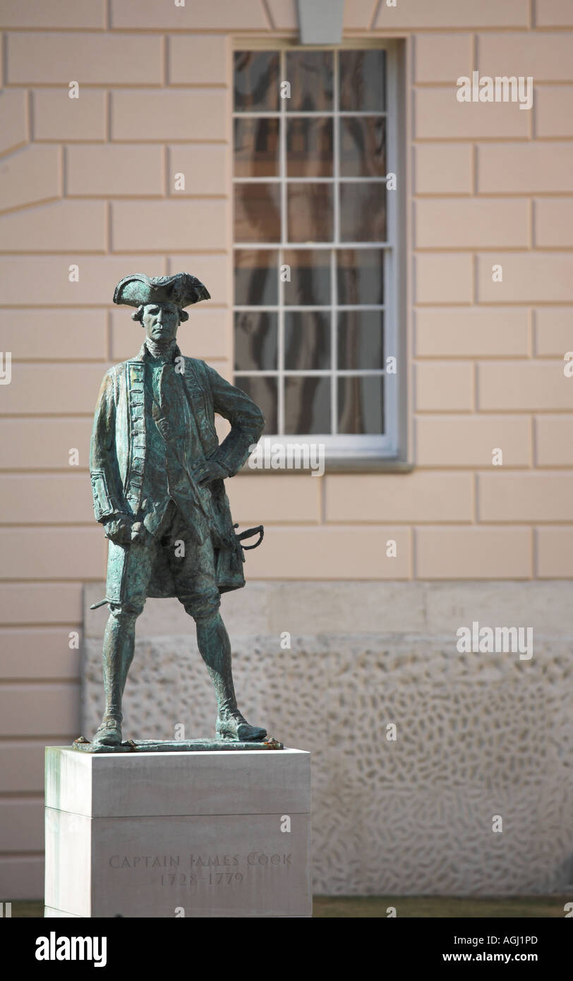 Estatua del Capitán James Cook en los jardines del Museo Marítimo de Greenwich Foto de stock