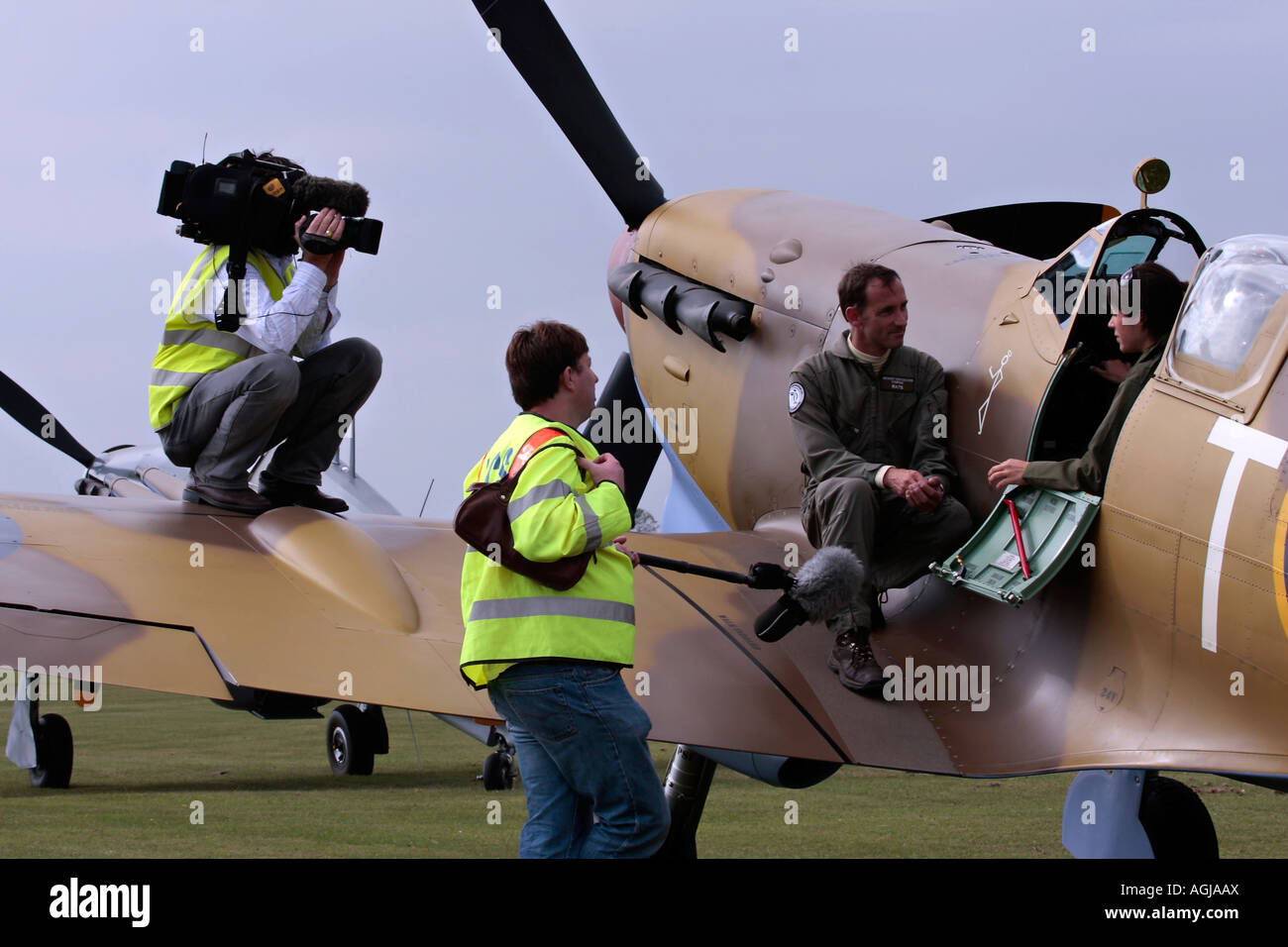 Georgie Palmer y el equipo de la BBC entrevistan al piloto de Spitfire Dave Ratcliffe en Shoreham Airshow, el aeropuerto de Shoreham, West Sussex, Reino Unido Foto de stock
