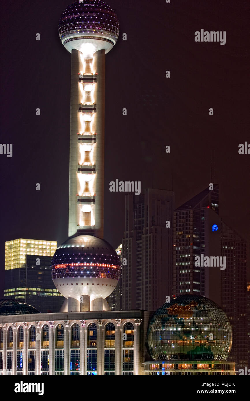 Asia China shanghai torre de televisión en el distrito de Pudong witth el centro internacional de convenciones en primer plano Foto de stock