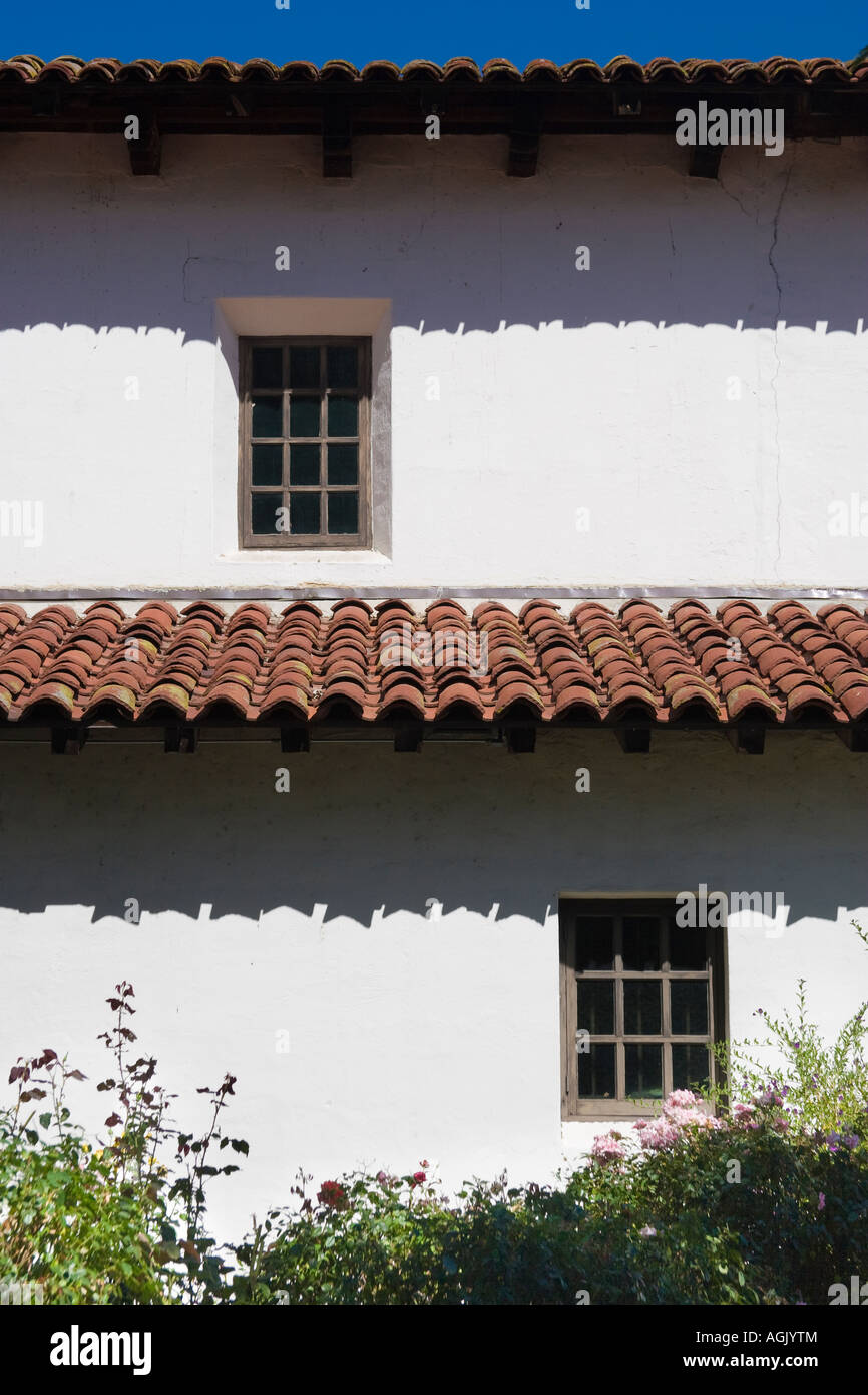 Dos ventanas de madera y techos de teja española proyecten sombras en las  paredes blancas de la misión Fotografía de stock - Alamy