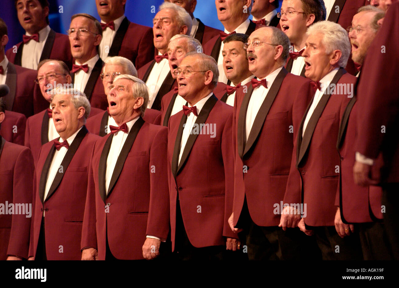 Coro de voces masculinas en el escenario en el Eisteddfod Nacional de Gales  en Newport South Wales UK Fotografía de stock - Alamy