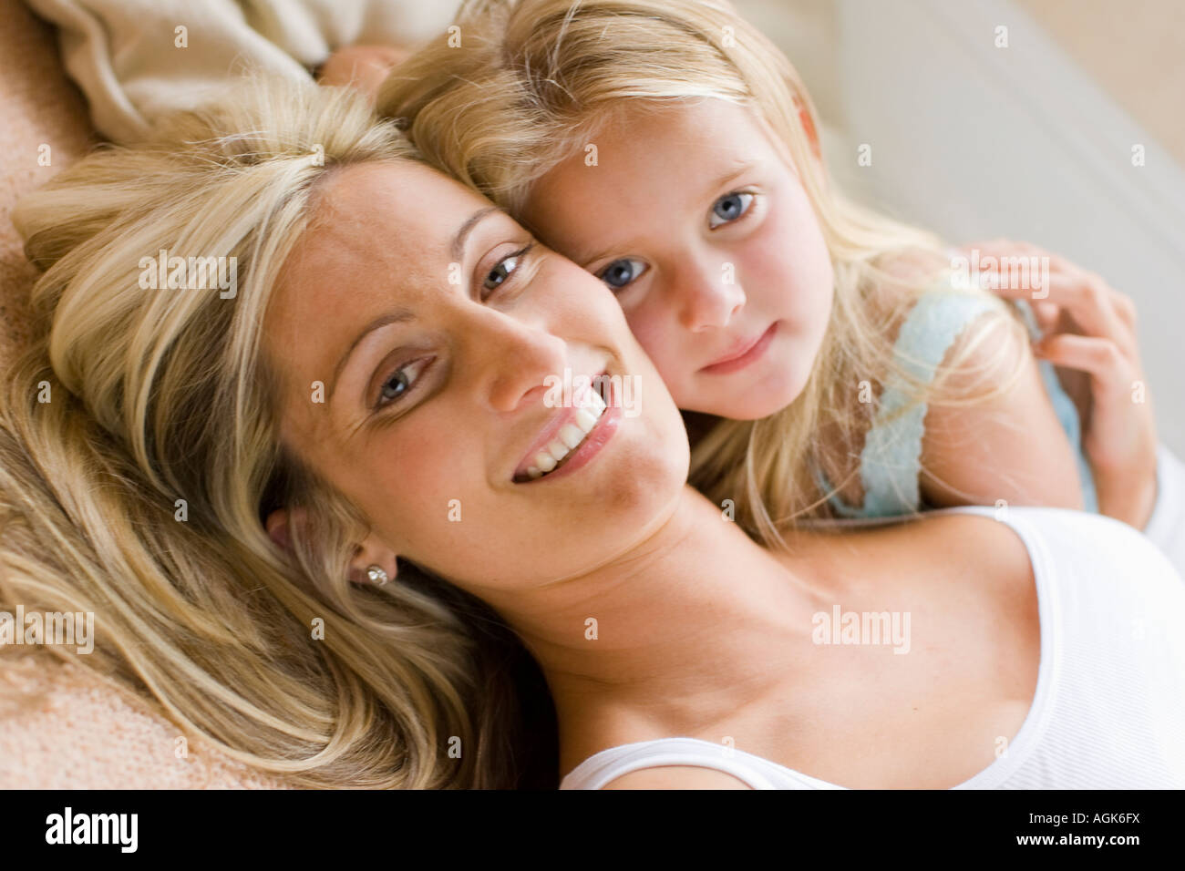 Retrato de madre e hija Foto de stock