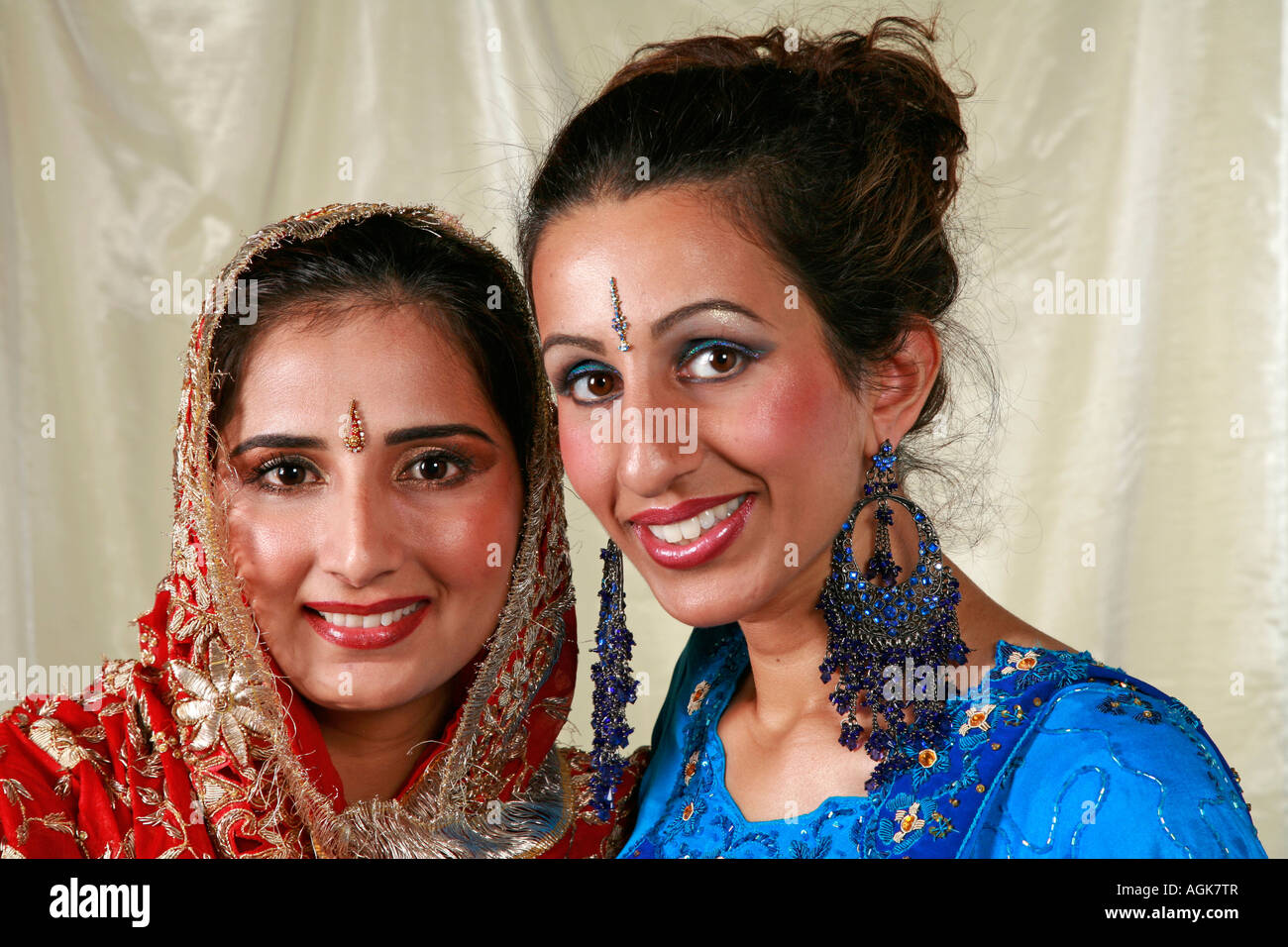 Vestidos de novia indios fotografías e de alta resolución - Alamy