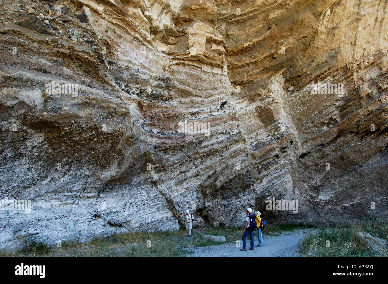 Los geólogos observar las rocas sedimentarias defectuoso en el sur de España. Foto de stock