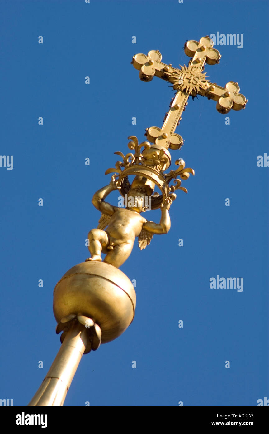 Crucifijo de oro en catedral la colina Wawel Cracovia Polonia Foto de stock