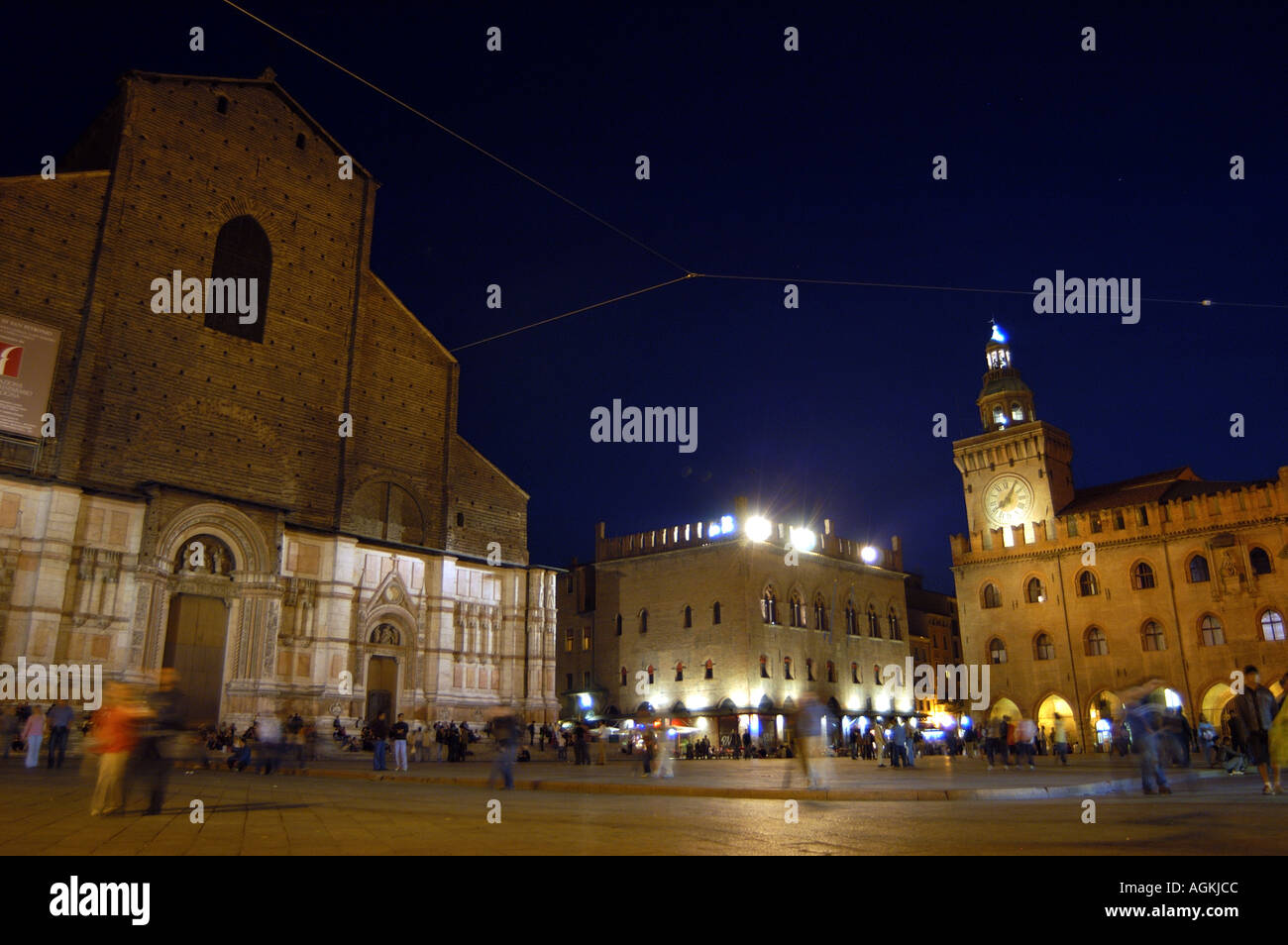 La Basílica de San Petronio y el Palazzo Comunale de noche en la Piazza