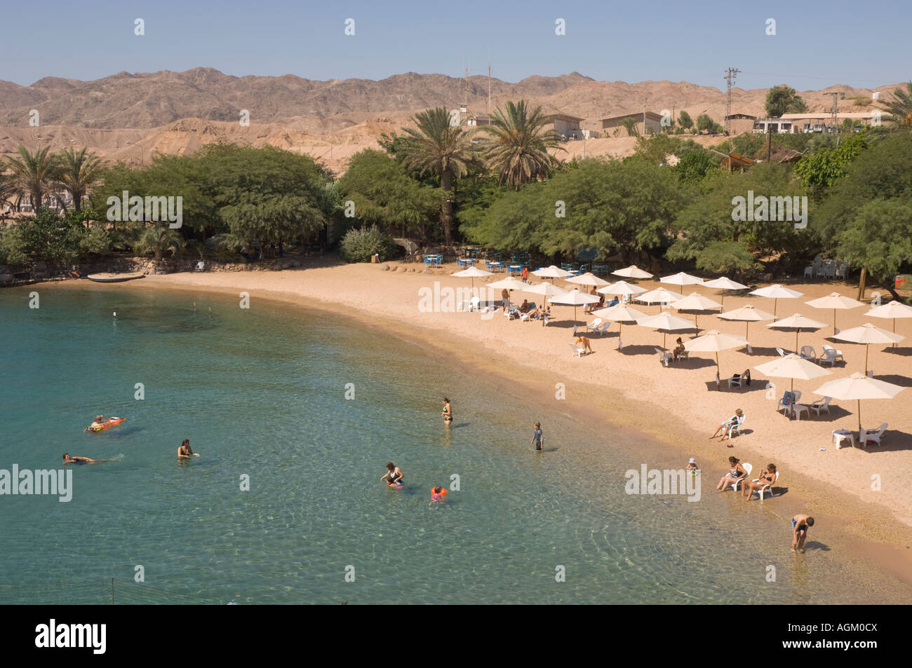 Mar Rojo Israel Eilat Dolphin Reef vista elevada de la playa con sombrillas  y pocas personas Fotografía de stock - Alamy