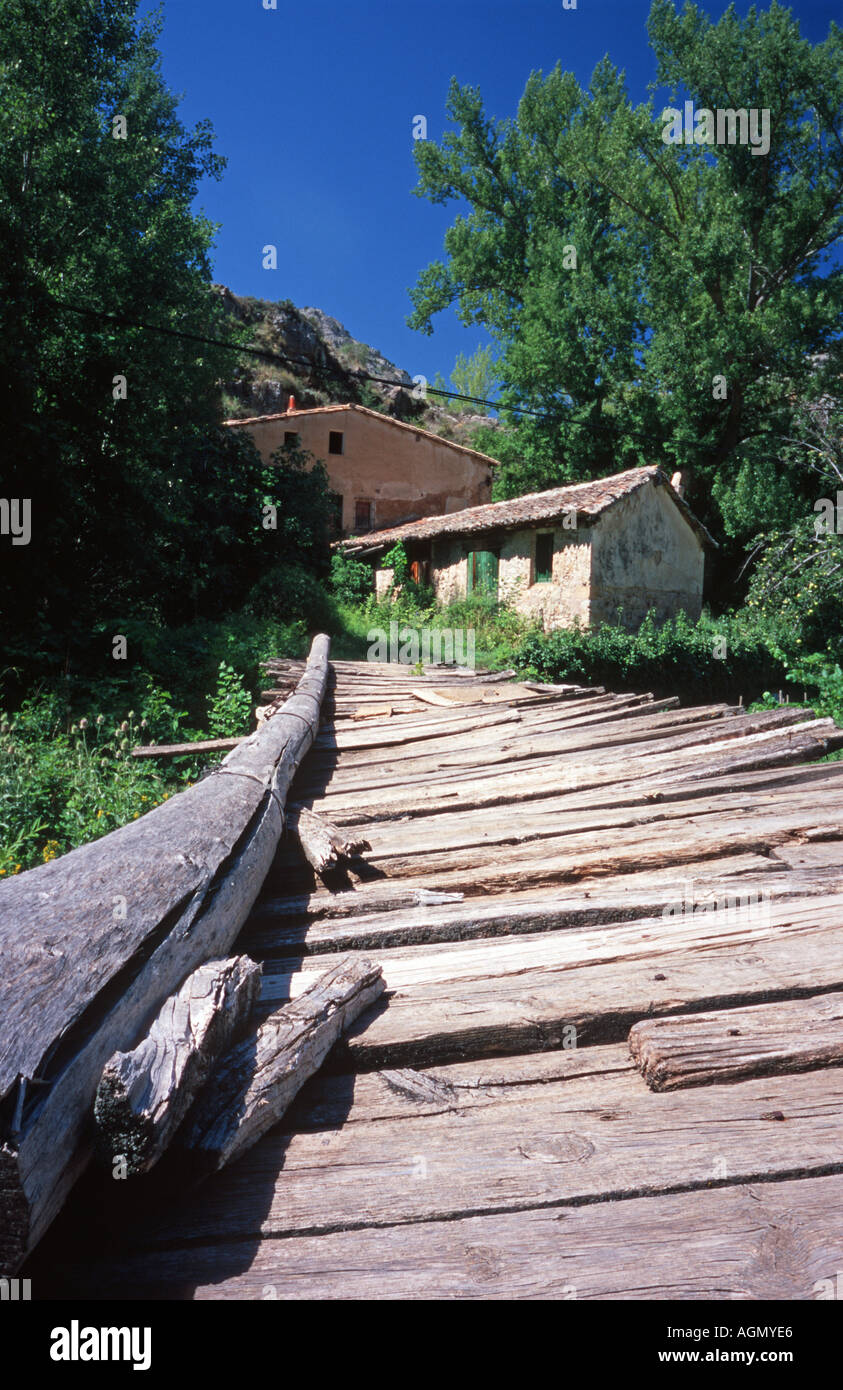 Vista sobre un puente de madera en una pequeña casa en Albarracín España Foto de stock