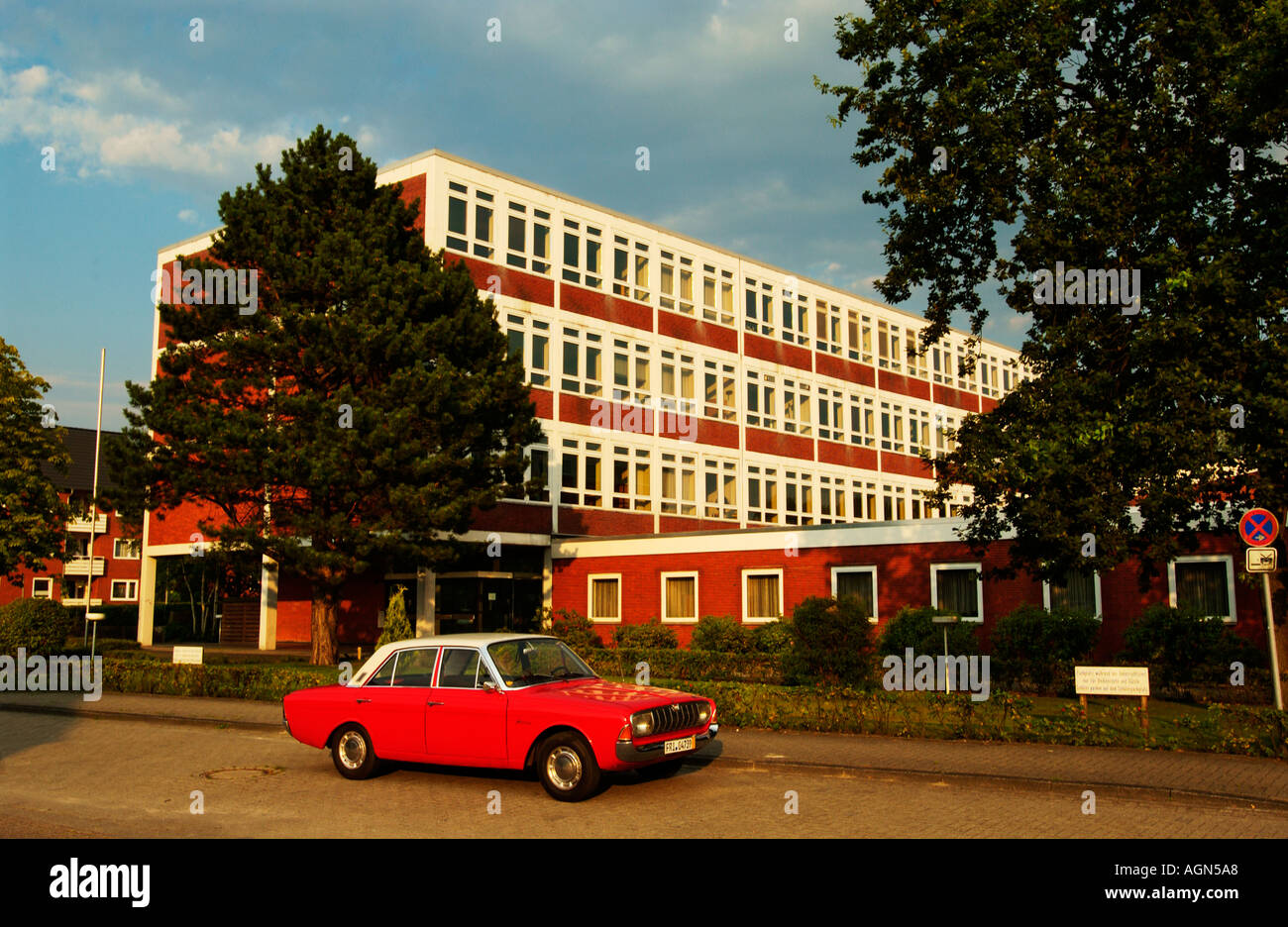 Coche viejo rda Alemania ford 1970 edificio rojo calle kitch Foto de stock