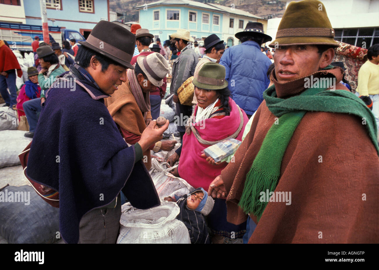 Ecuador Cuenca gente vendiendo en el mercado de papas Fotografía de stock -  Alamy