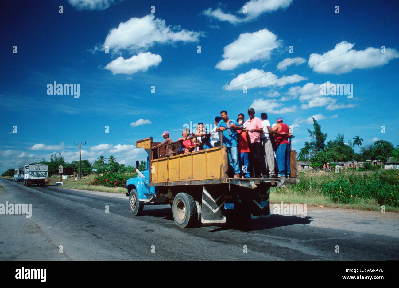 La gente en el camión / Cuba / Menschen auf LKW Foto de stock