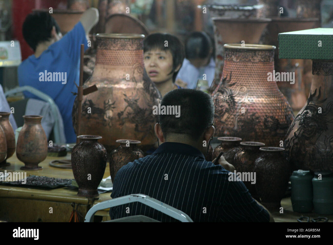 Jarrón de cobre fábrica China de Beijing en agosto de 2007 Foto de stock
