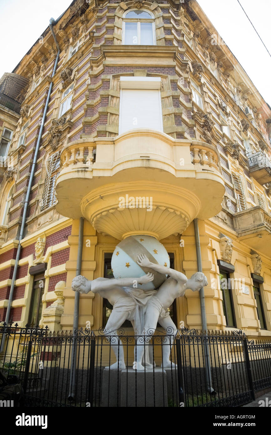 Un Atlas escultura delante de la fachada de la casa Pfalzwein en Odessa / Ucrania Foto de stock