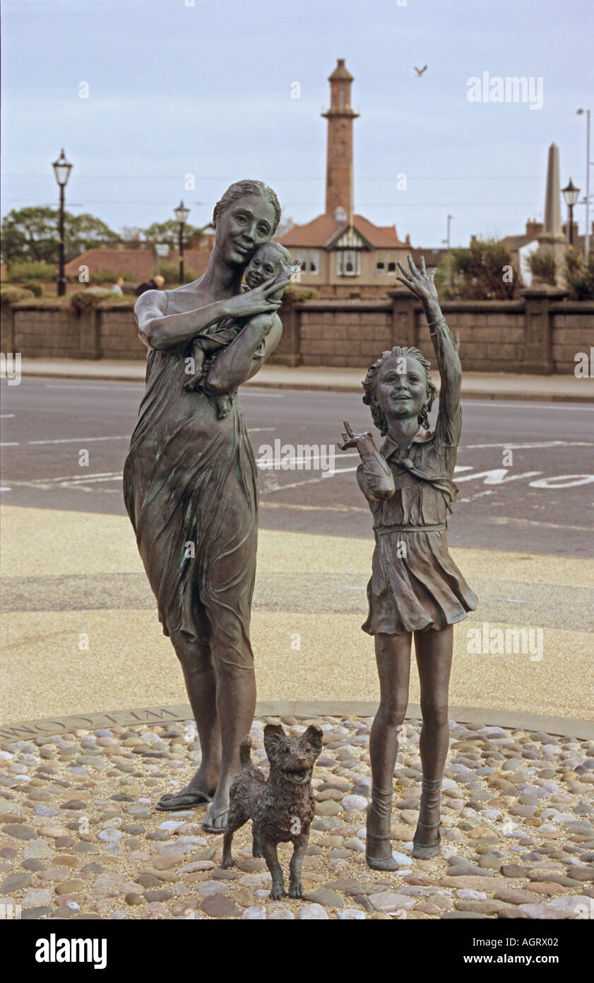 Escultura en bronce de Anita Lafford denominada Welcome Home cerca de Fleetwood Faro inferior Foto de stock