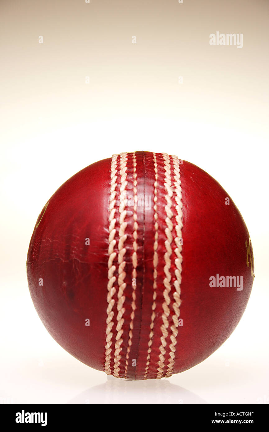 VDA79696 una bola de críquet con la costura mostrando Foto de stock