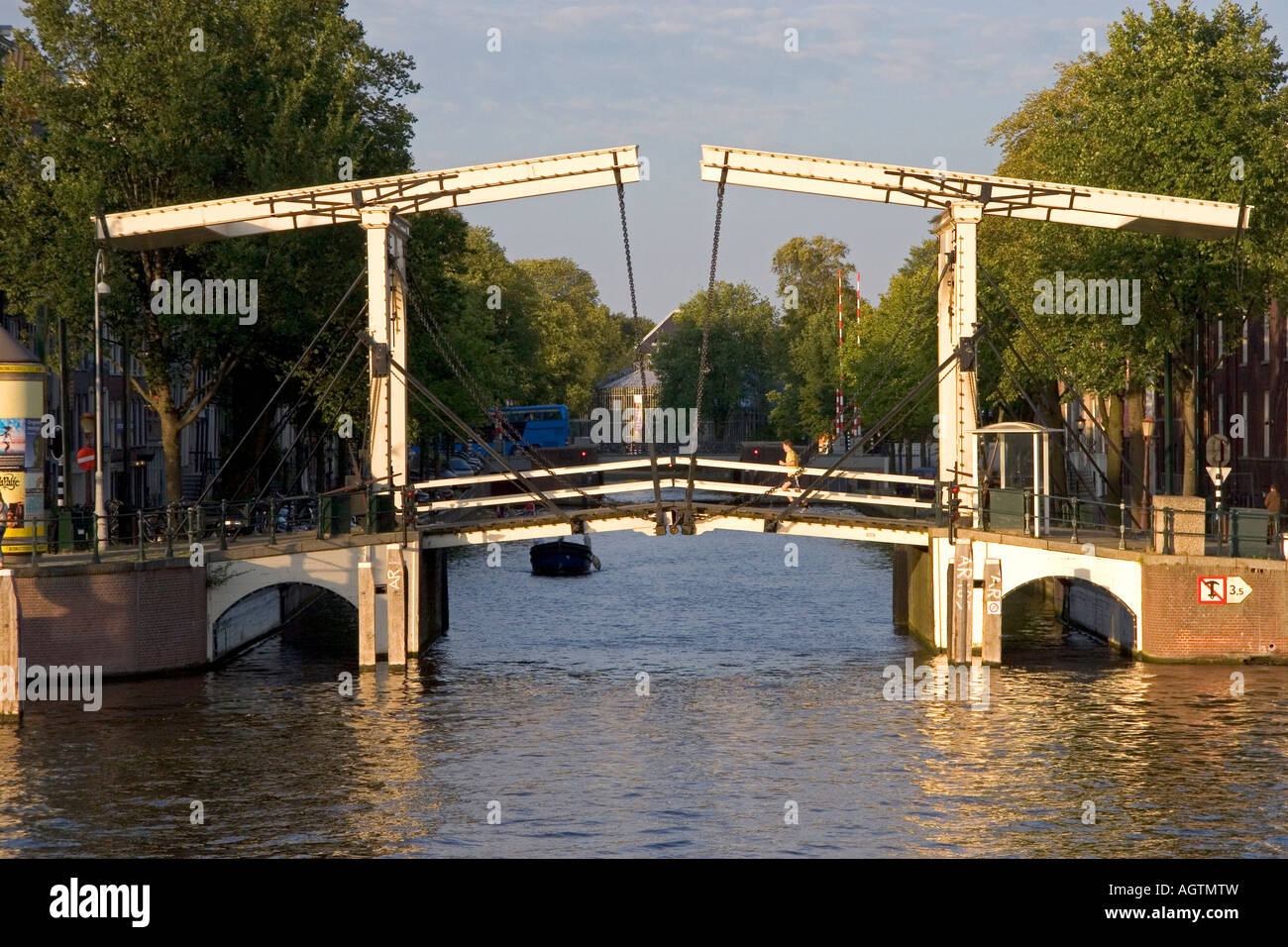 Puente Levadizo junto al río Amstel en Amsterdam, Países Bajos Foto de stock