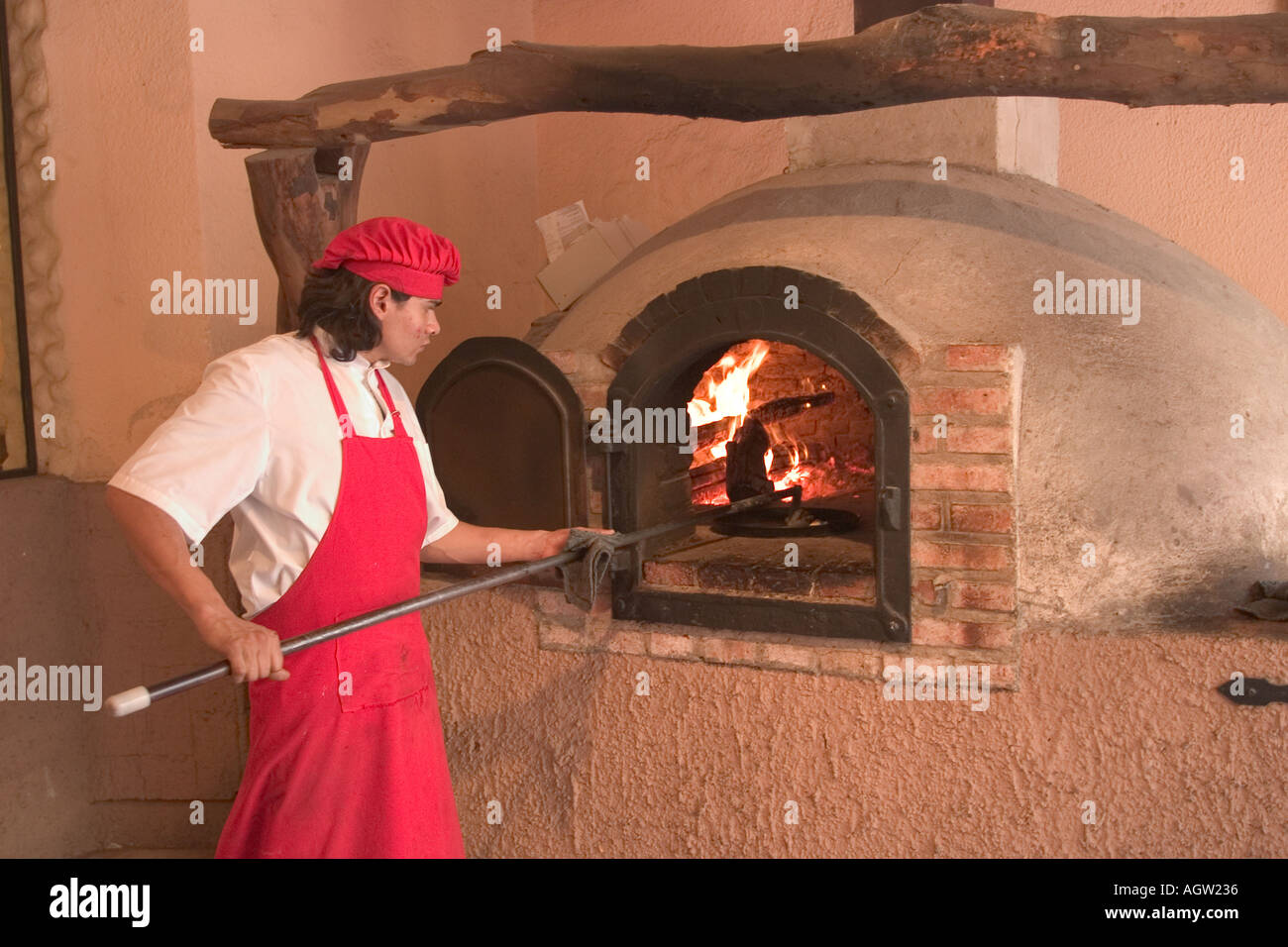 Cocinar las empanadas en un horno de leña Salta Argentina Fotografía de  stock - Alamy