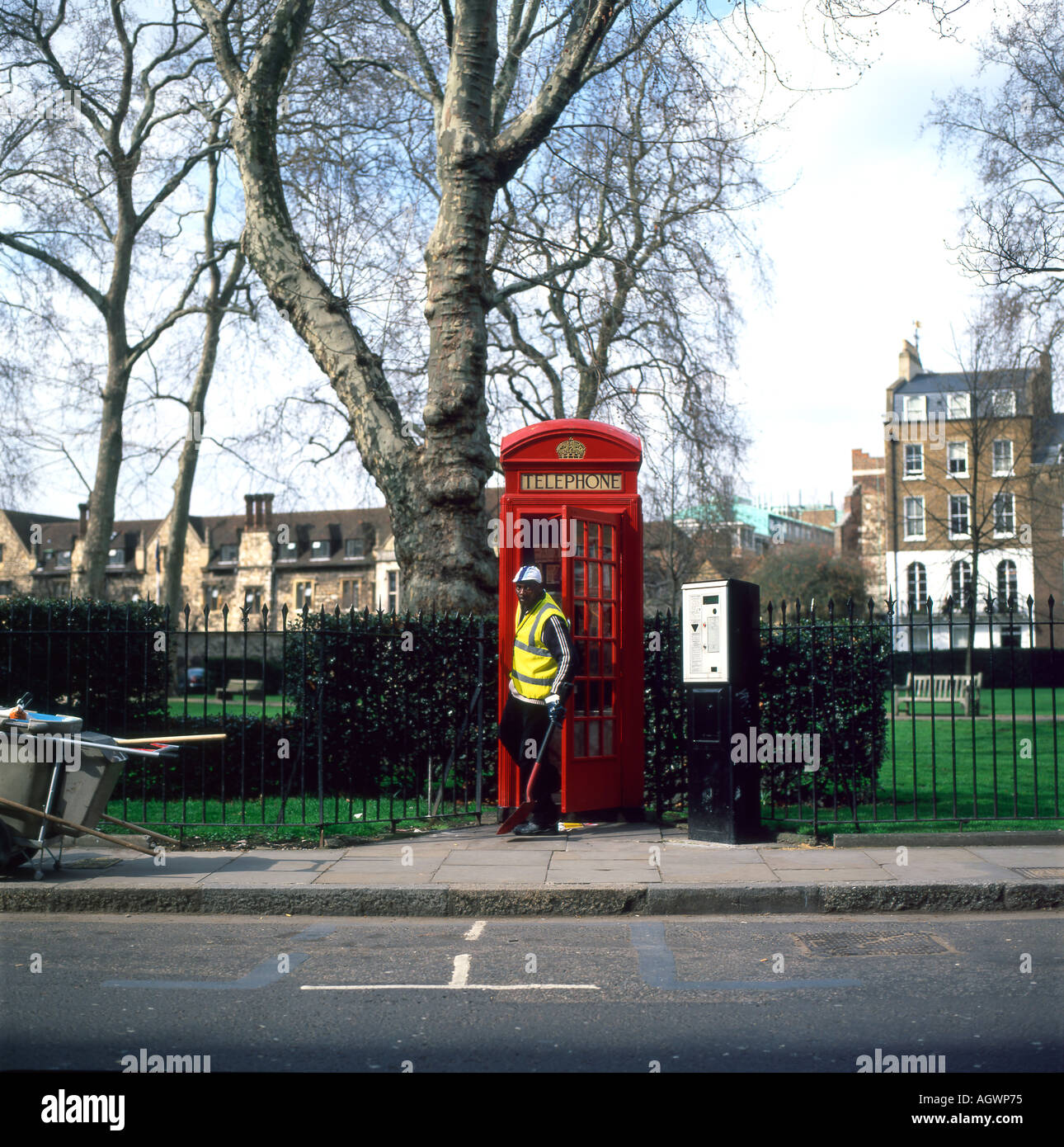 Limpieza de filtro de caja del teléfono rojo en Charterhouse Street, cerca de la plaza Charterhouse en Londres England Reino Unido. Kathy DEWITT Foto de stock