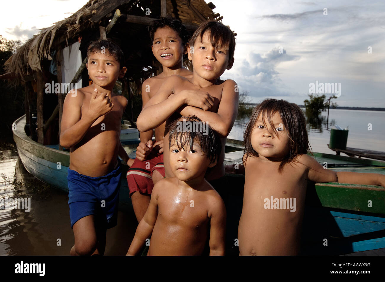 Niños de la Amazonía Foto de stock