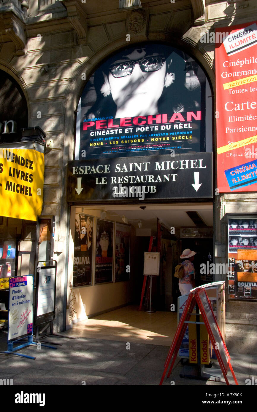 La entrada del Espace Saint Michel de cine en Paris Francia Foto de stock