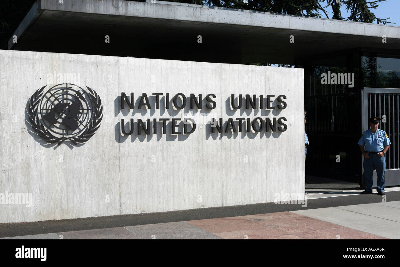 Entrada a la sede europea de la Organización de las Naciones Unidas en Ginebra, Suiza. Foto de stock
