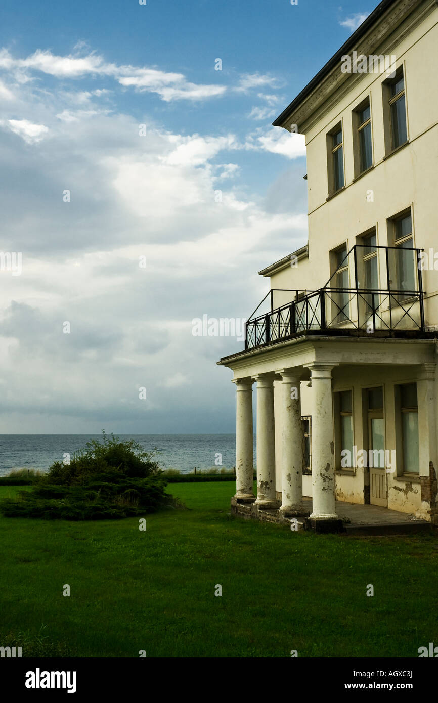 Vista de una villa de estilo clasicista en Heiligendamm, parte de la famosa "Perlenkette' a lo largo de la costa del mar Báltico, Heiligendamm, Alemania Foto de stock