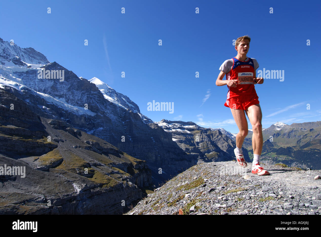 Joven Mujer Trail Running En Pico De Montaña Fotos, retratos