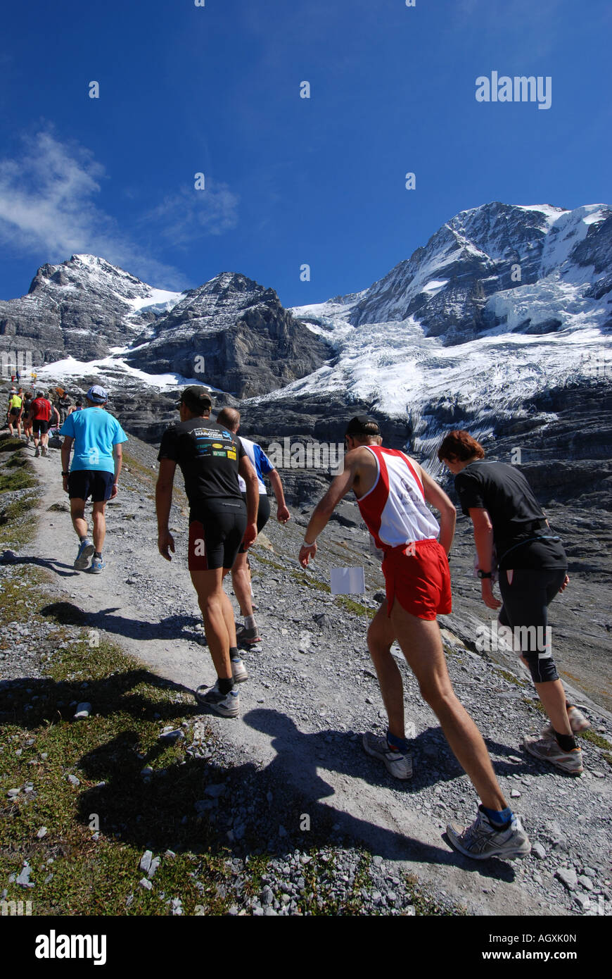 Los corredores corriendo la morrena,Jungfrau Marathon mountain runner la raza y el Campeonato del Mundo de 2007, Alpes de Berna, Suiza Foto de stock