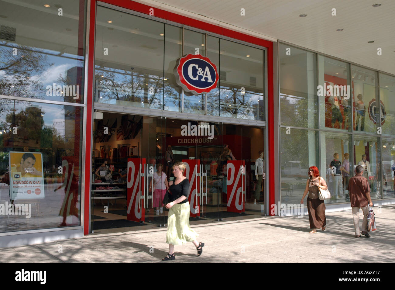 Rechazado Ciudad Menda Lanzamiento La tienda de ropa C&A, en Varsovia, Polonia Fotografía de stock - Alamy
