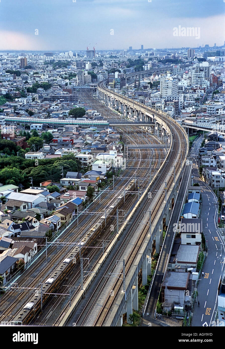 Trenes y líneas férreas en Tokio, Japón Foto de stock