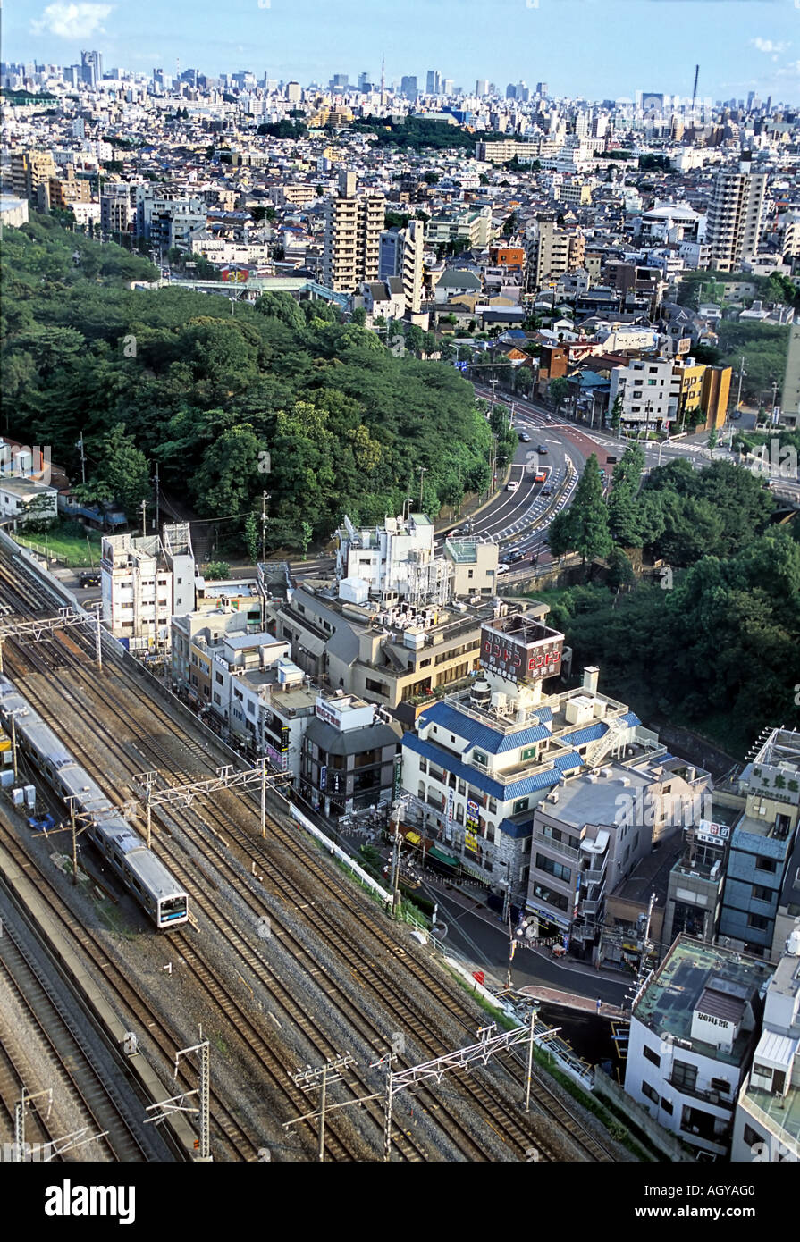 Vista de las vías férreas y el paisaje urbano de Tokio JAPÓN Foto de stock