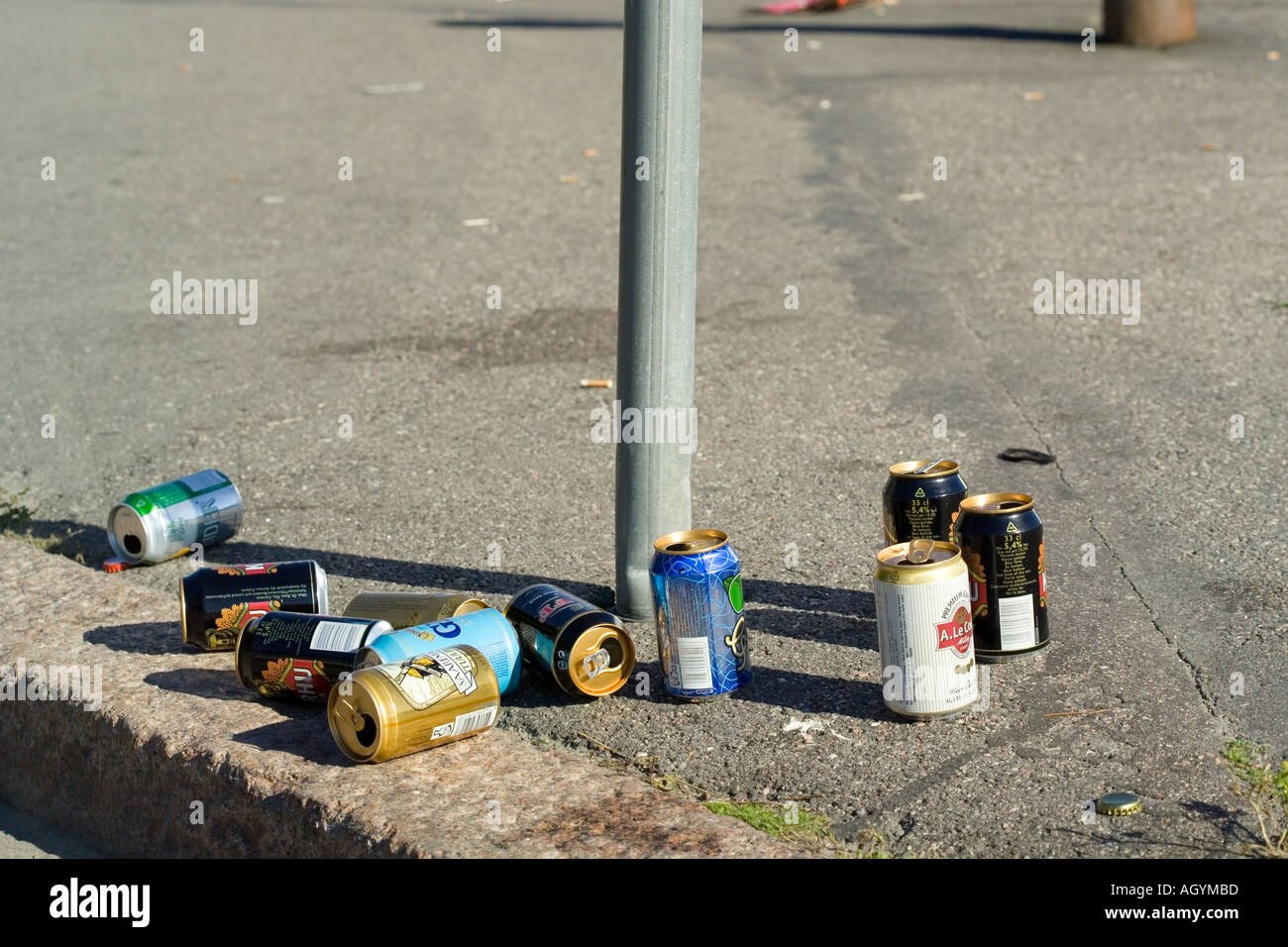 Vaciar latas de cerveza y sidra en acera Foto de stock