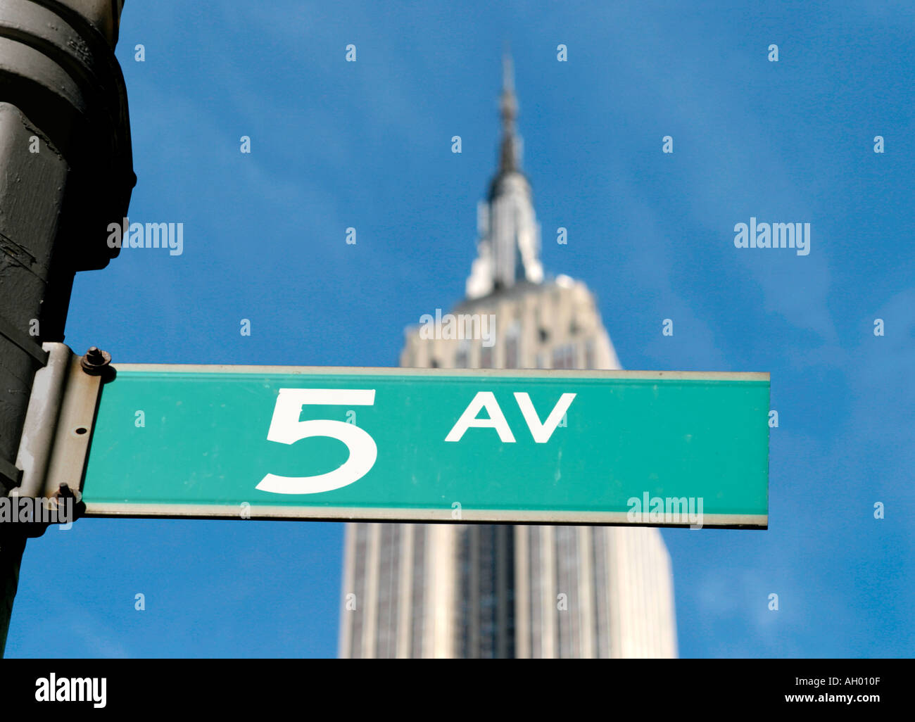La Quinta Avenida calle signo con el Empire State Building detrás, Manhattan, Nueva York, la ciudad de Nueva York, NY, EE.UU. Foto de stock
