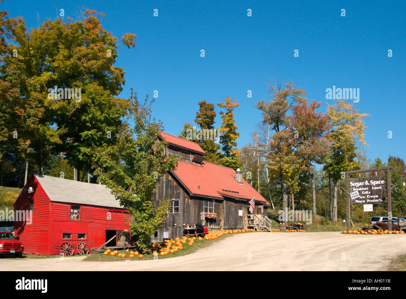 Country Restaurant y el follaje de otoño en Rutland, Highway 100, montañas verdes, Vermont, EE.UU. Foto de stock
