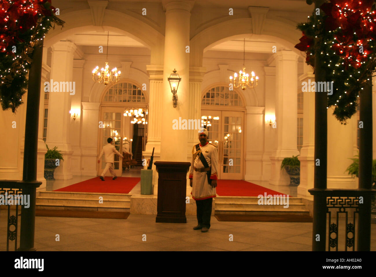 Navidad en el famoso hotel de 5 estrellas El Hotel Raffles, en Singapur, que lleva el nombre de Sir Francis Stamford Raffles, el fundador de la ciudad Foto de stock