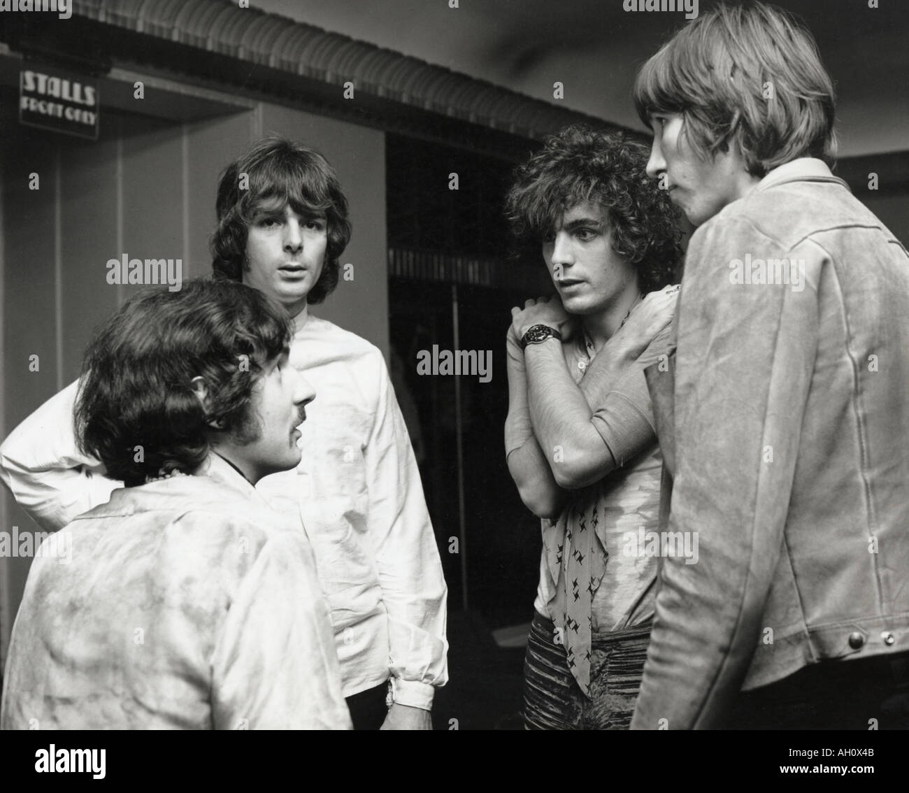 PINK FLOYD backsatge en Saville Theatre de Londres en octubre de 1967 Desde la izquierda Nick Mason Rick Wright Syd Barrett Roger Waters Foto de stock