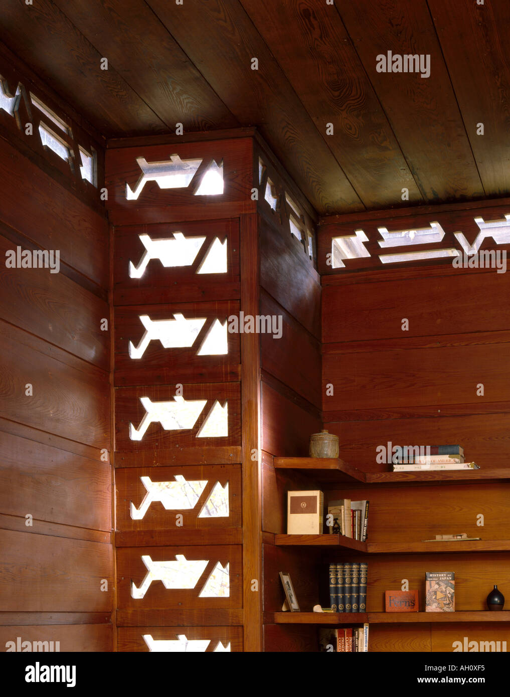 La casa Pope-Leighey, Virginia, en 1939. Paneles de madera perforada con  inserciones de vidrio en el salón. Arquitecto: Frank Lloyd Wright  Fotografía de stock - Alamy