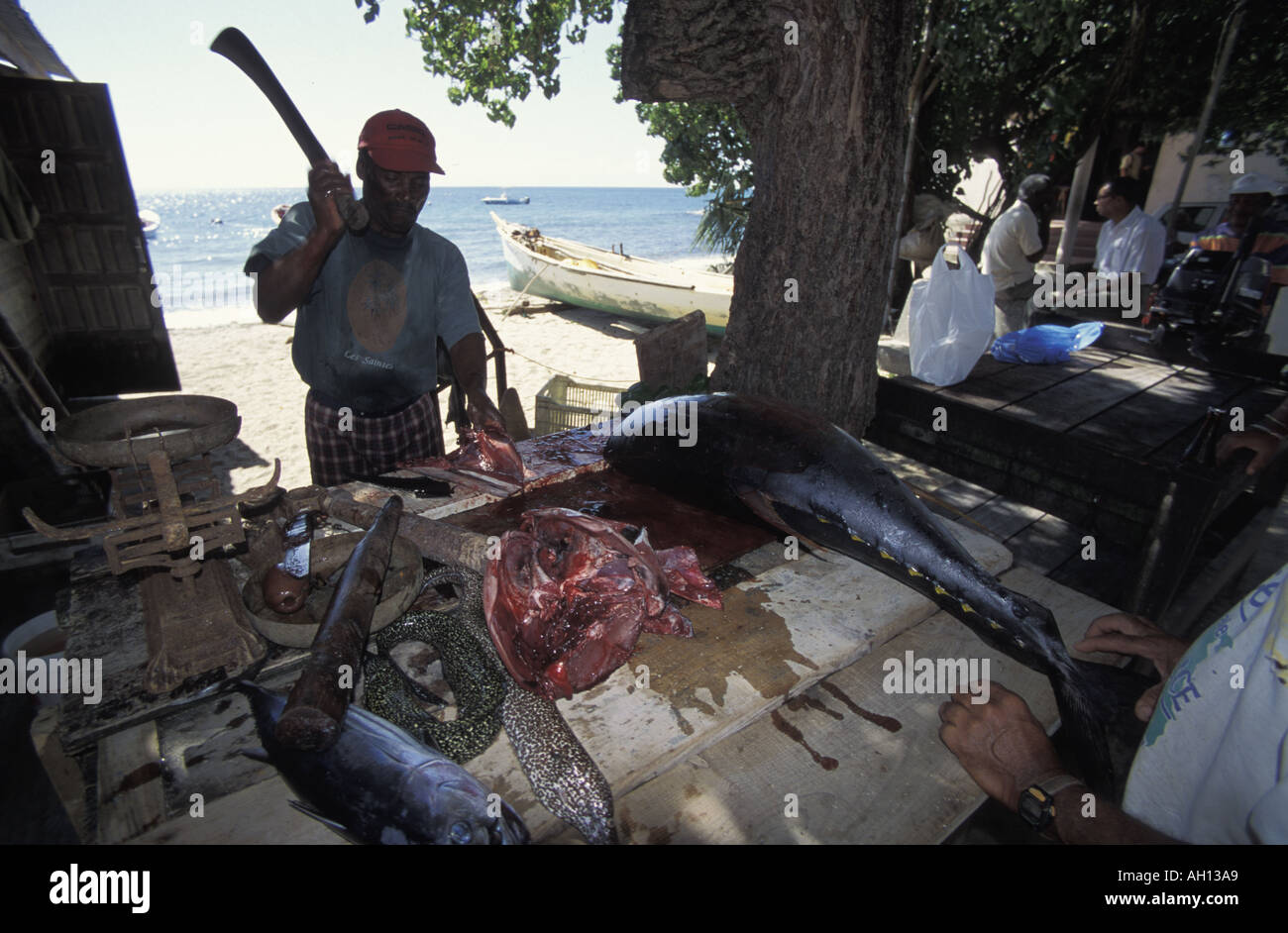 Mercado de Pescado en Martinica Sainte Luce la captura de peces de corte con machete Foto de stock