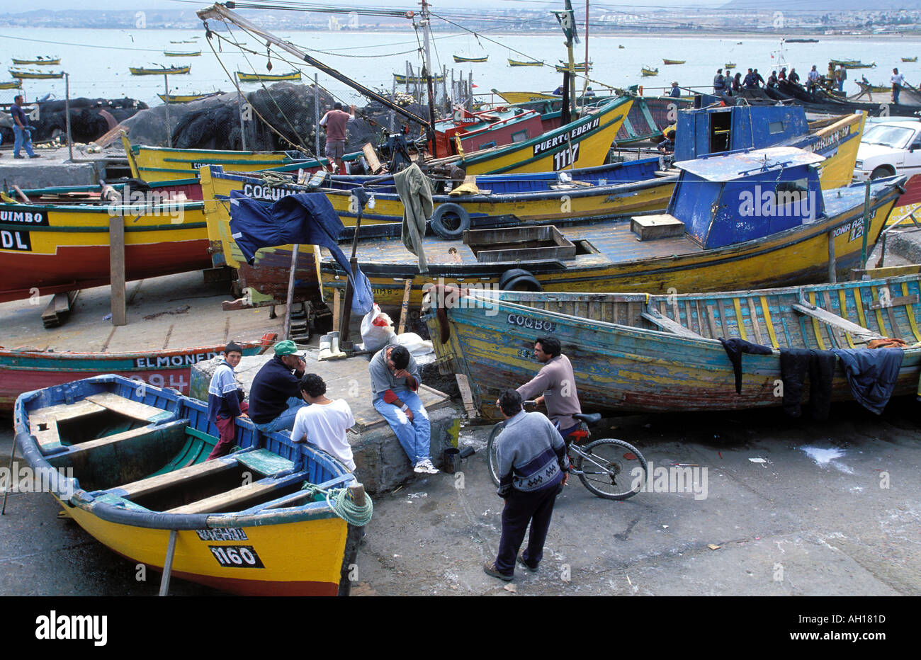 América del Sur Chile Coquimbo Pescadores en la busteling puerto pesquero  de Coquimbo, cerca de La Serena Fotografía de stock - Alamy