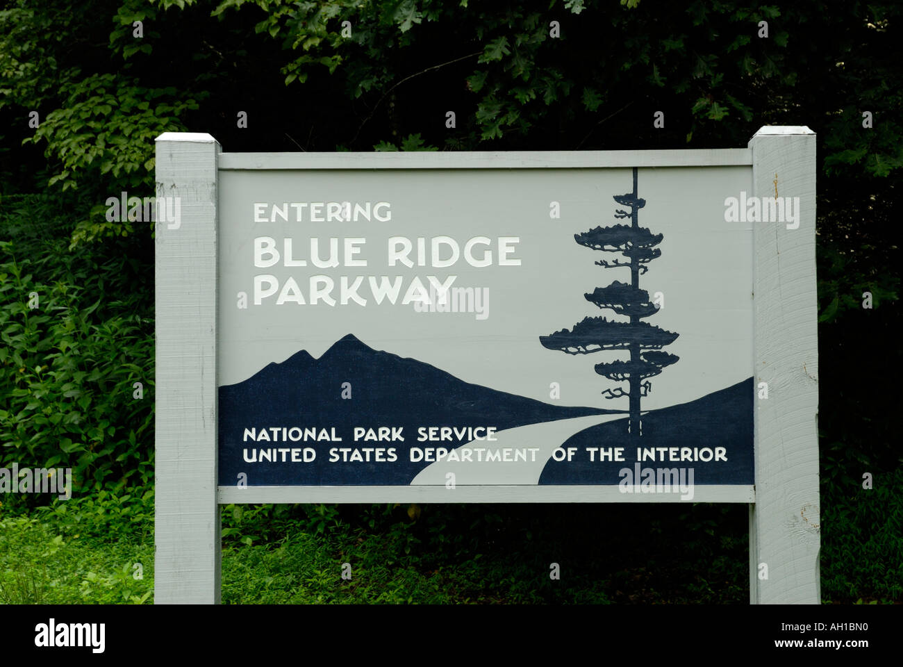 Señal de entrada a la Blue Ridge Parkway, cerca de Asheville, Carolina del Norte Foto de stock