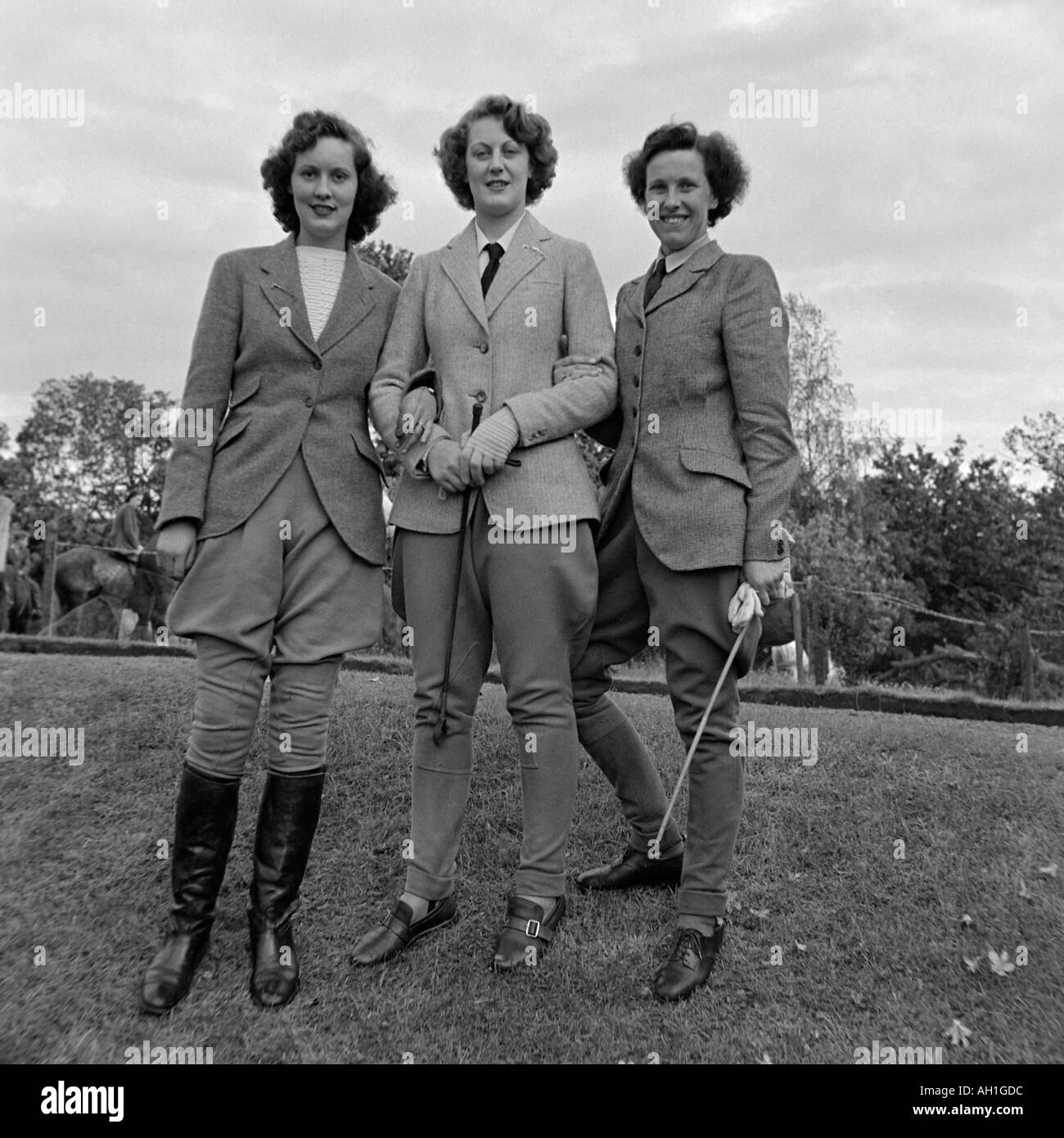 VINTAGE antigua familia fotografía instantánea de tres jóvenes mujeres  vistiendo ropa de equitación país TWEED EN EL CAMPO PERMANENTE Fotografía  de stock - Alamy