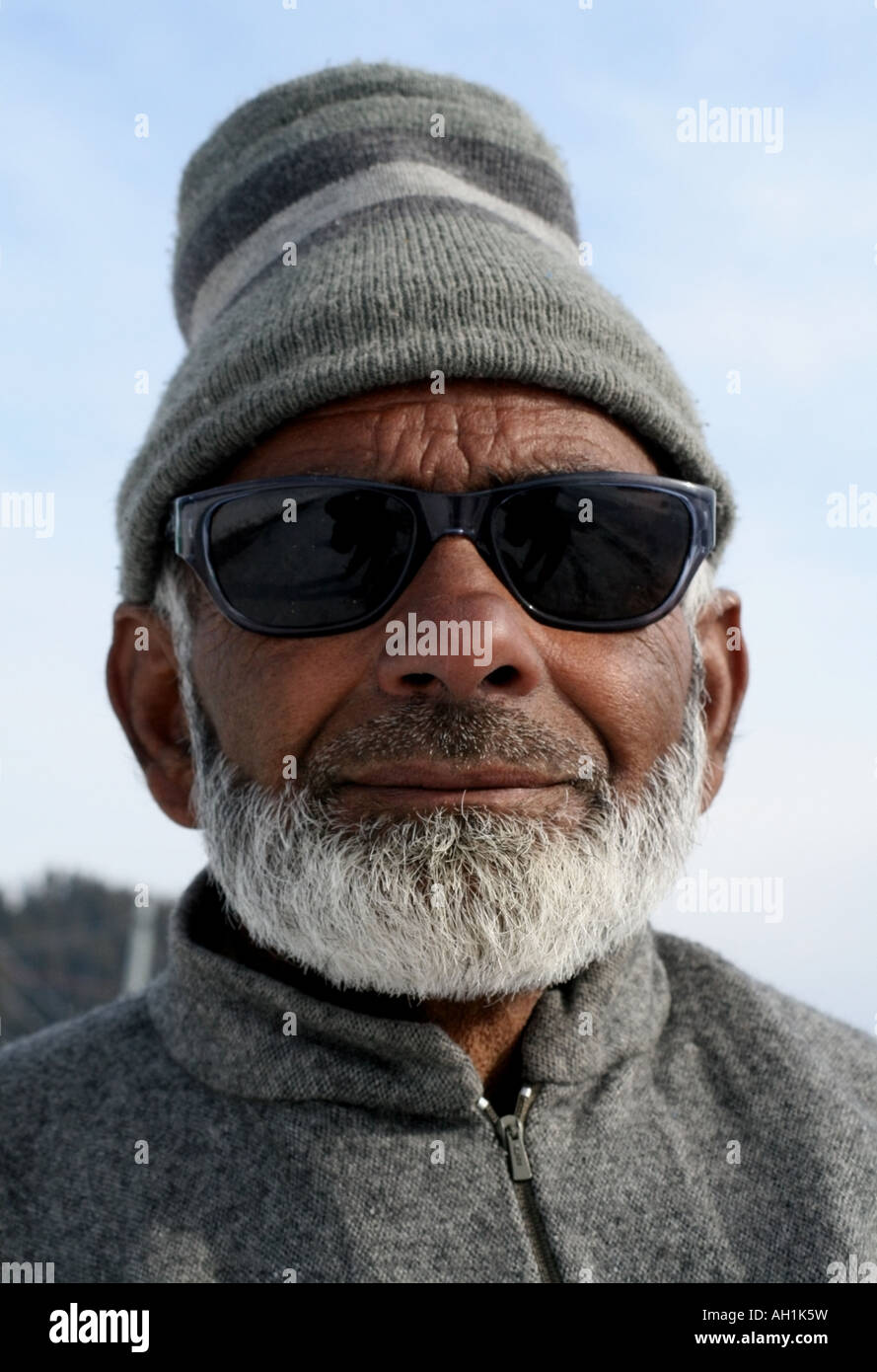 Hombre de cachemira vistiendo ropa local y gafas de sol , Gulmarg, Cachemira, India Foto de stock