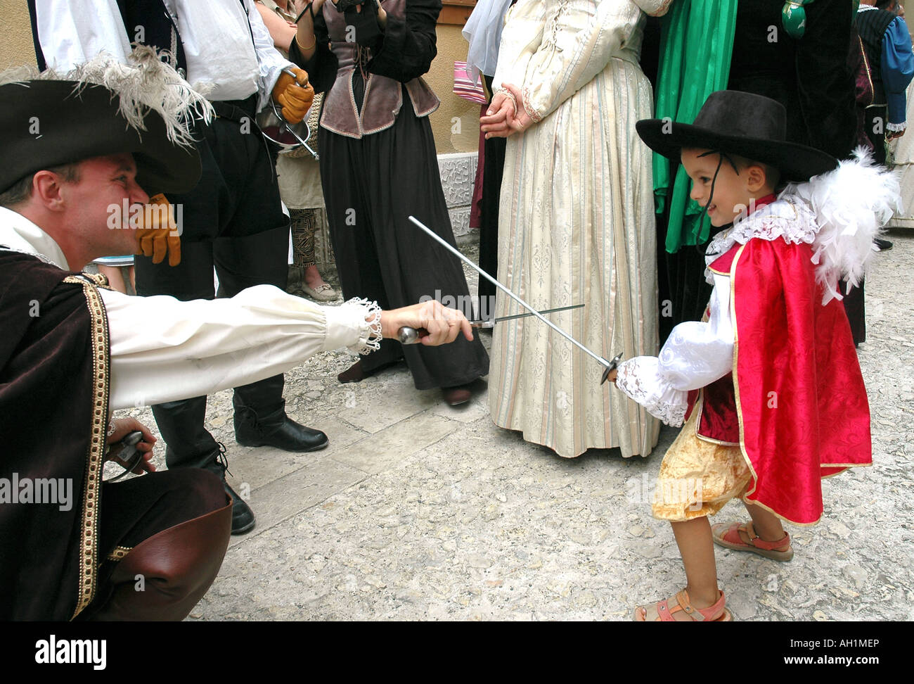 Gascon héroe D'Artagnan inspira a un niño pequeño de disfraz durante un  festival de verano en el pueblo medieval de Sarrant francés Fotografía de  stock - Alamy