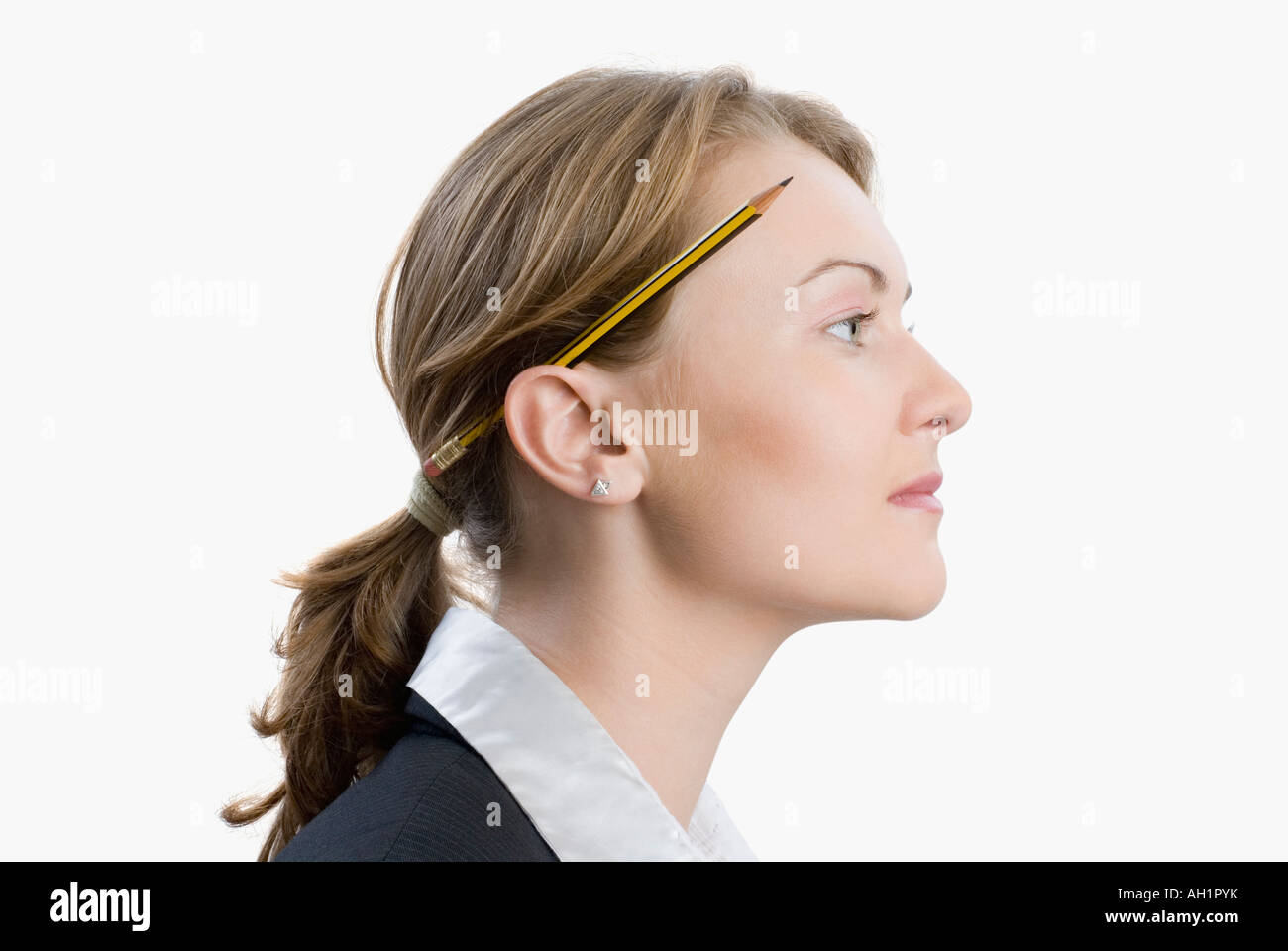El perfil lateral de una empresaria con un lápiz detrás de su oreja Foto de stock